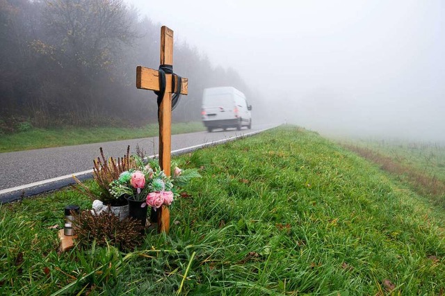 Ein Holzkreuz zum Gedenken wurde am Ta...i Polizisten im Dienst gettet wurden.  | Foto: Harald Tittel (dpa)