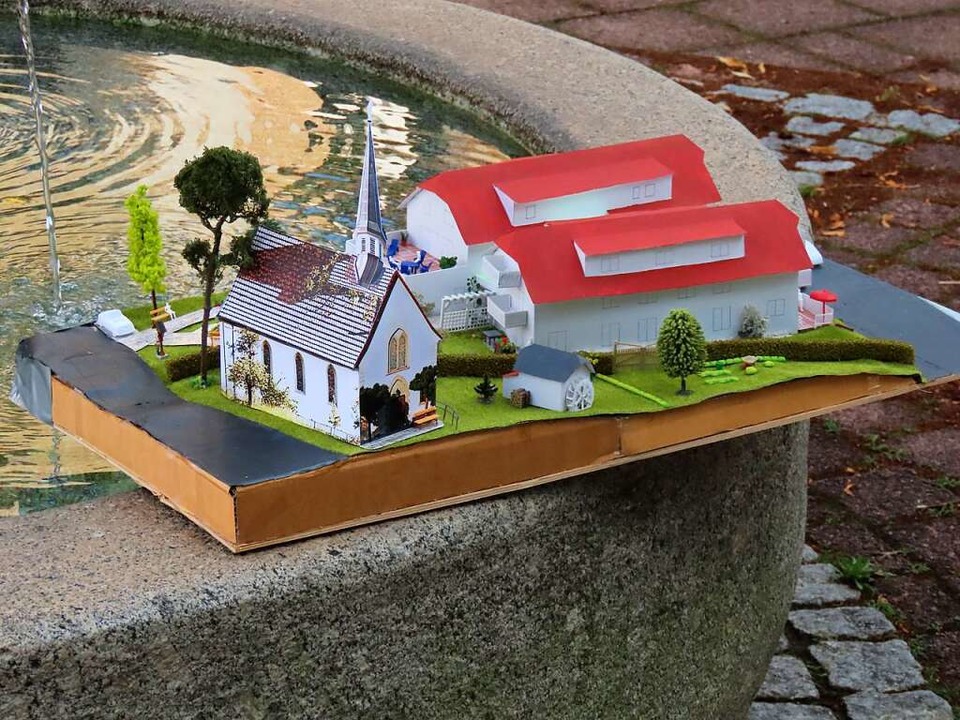 Modell vom geplanten Mehrfamilienhaus ...nschaft Daheim Bleiben in Harpolingen.  | Foto: Gerd Leutenecker