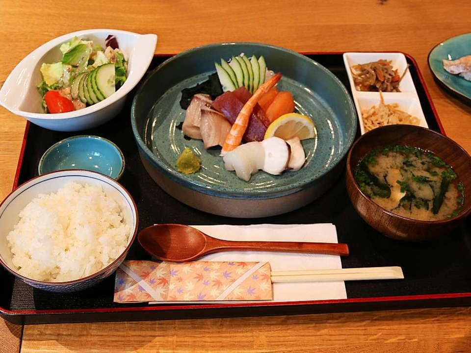 Verschiedene Gerichte, zum Beispiel Sashimi oder Miso-Suppe  | Foto: Melanie Fix