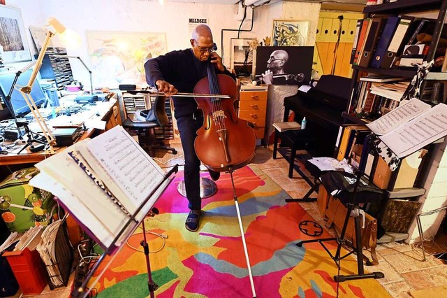 Hier ist Muneer B. Fennell sehr zuhaus...ert er am Cello &#8211; Tag und Nacht.  | Foto: Thomas Kunz