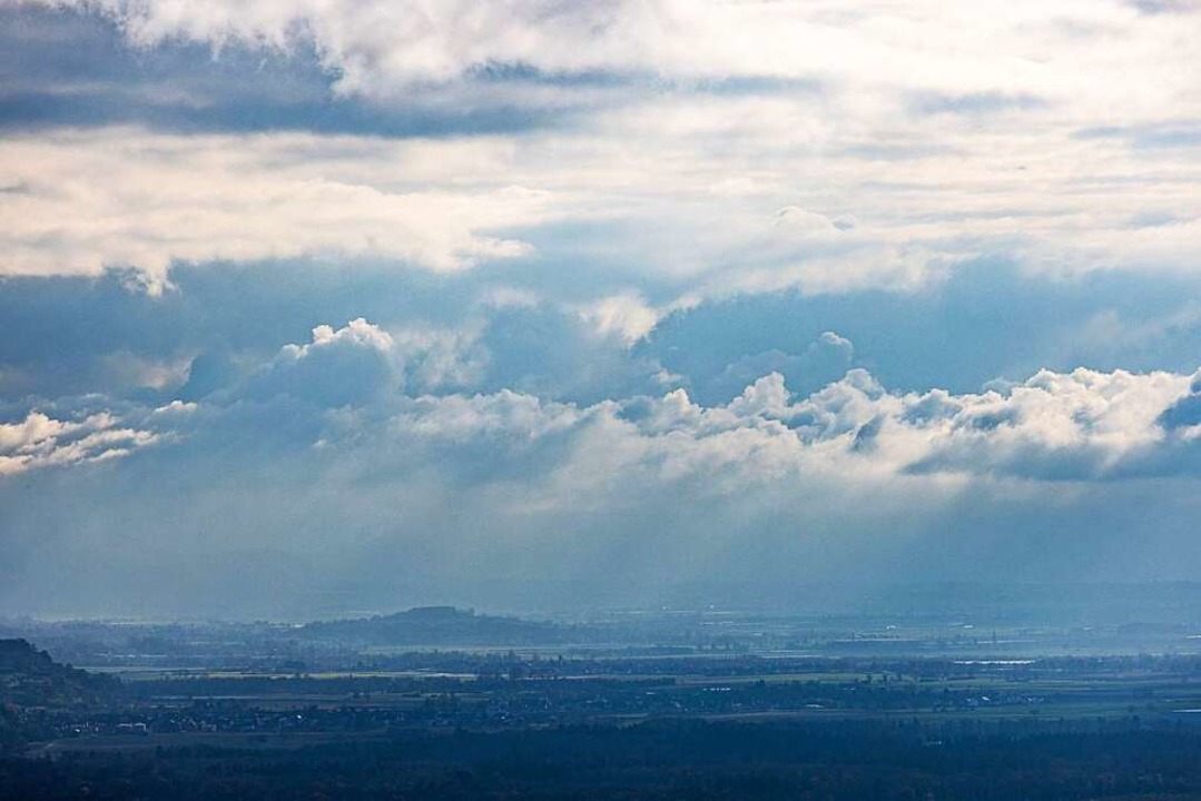 Wolken  über dem Rheintal bei Ihringen.  | Foto: Philipp von Ditfurth (dpa)