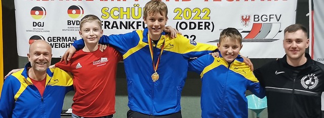 Falk Kleiser (Mitte) gewann in Frankfu...tz und Landestrainer Philipp Mayer.     | Foto: Berthold Weisser