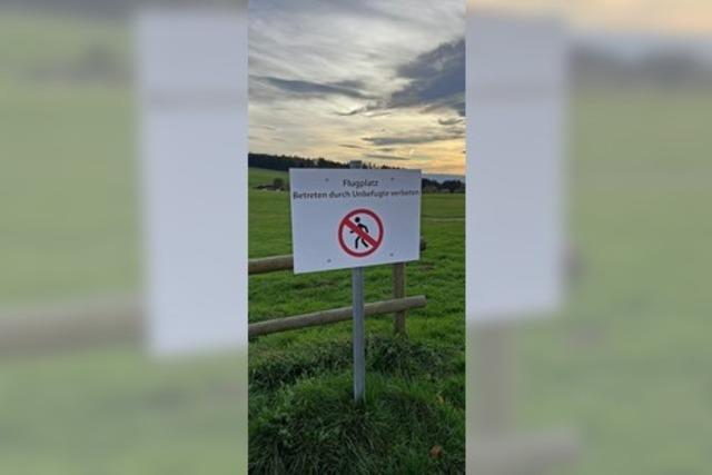 Schilder warnen vor Flugbetrieb