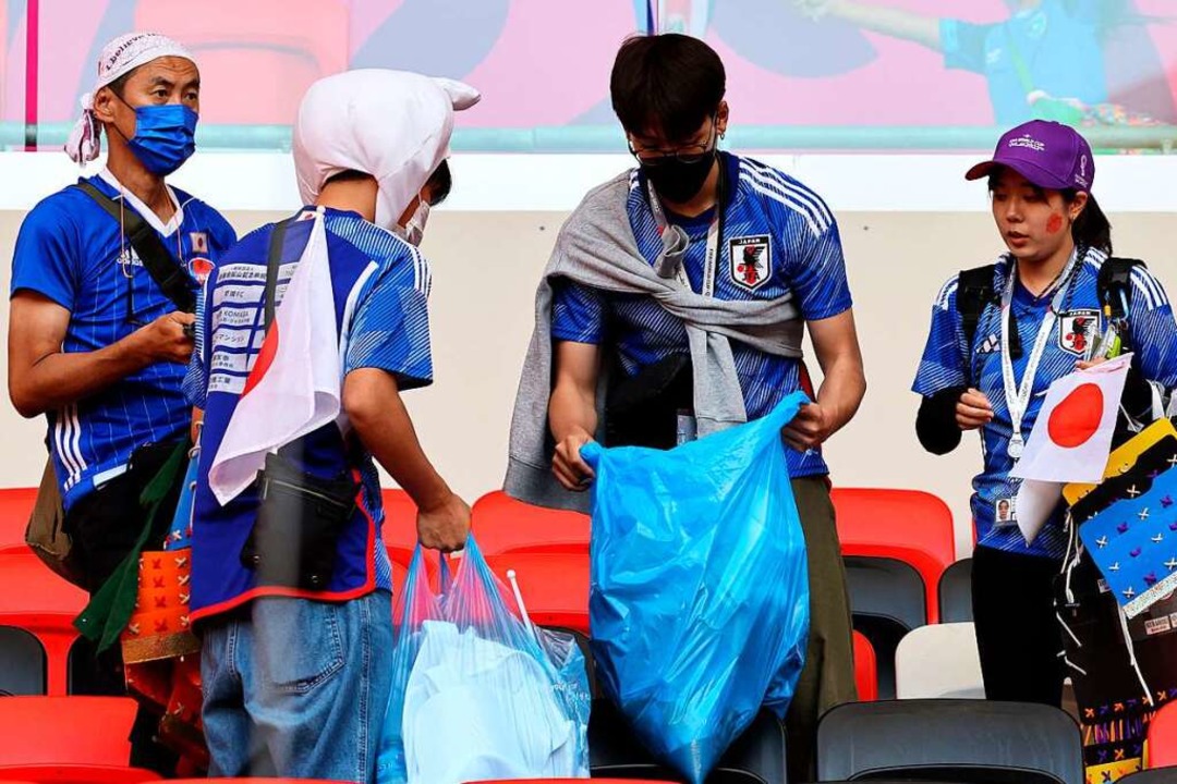 Japans Fans nahmen ihren Müll nach dem Spiel wieder mit  | Foto: GIUSEPPE CACACE (AFP)