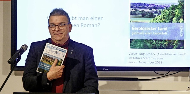 Schriftsteller Michael Paul prsentiert das Jahrbuch Geroldsecker Land.  | Foto: Heidi Fel