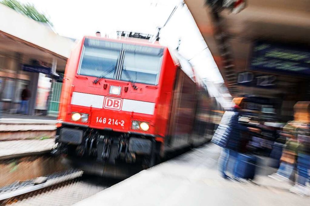 Bahnfahren soll wieder mit einem billigen Monatsticket möglich werden .  | Foto: Michael Matthey (dpa)