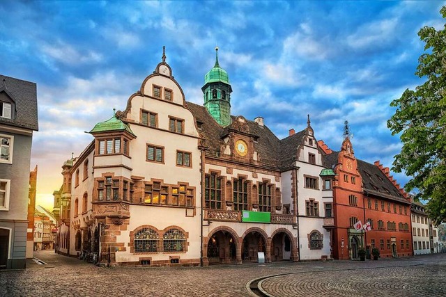 Im Freiburger Rathaus gibt es gleich P...eht Kreise weit ber die Stadt hinaus.  | Foto: bbsferrari  (stock.adobe.com)