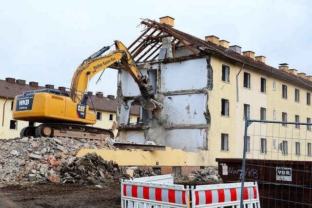 An der Ecke Uffhauser und Belchenstrae haben die Abrissarbeiten schon begonnen.  | Foto: Ingo Schneider