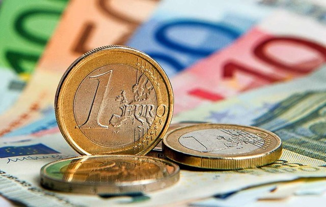 Hhere Ausgaben, weniger Einnahmen: Di... knftig  jeden Euro zweimal umdrehen.  | Foto: Daniel Reinhardt (dpa)