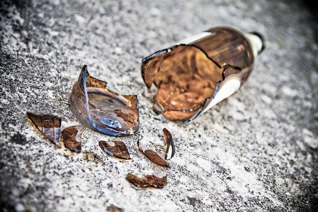Glassplitter einer Flasche verletzten ...igen bei einer Diskotheken-Schlägerei.  | Foto: Francesco Scatena (stock.adobe.com)