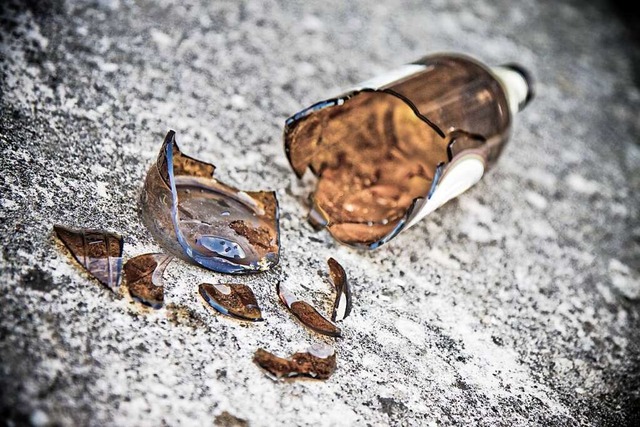 Glassplitter einer Flasche verletzten ...igen bei einer Diskotheken-Schlgerei.  | Foto: Francesco Scatena (stock.adobe.com)