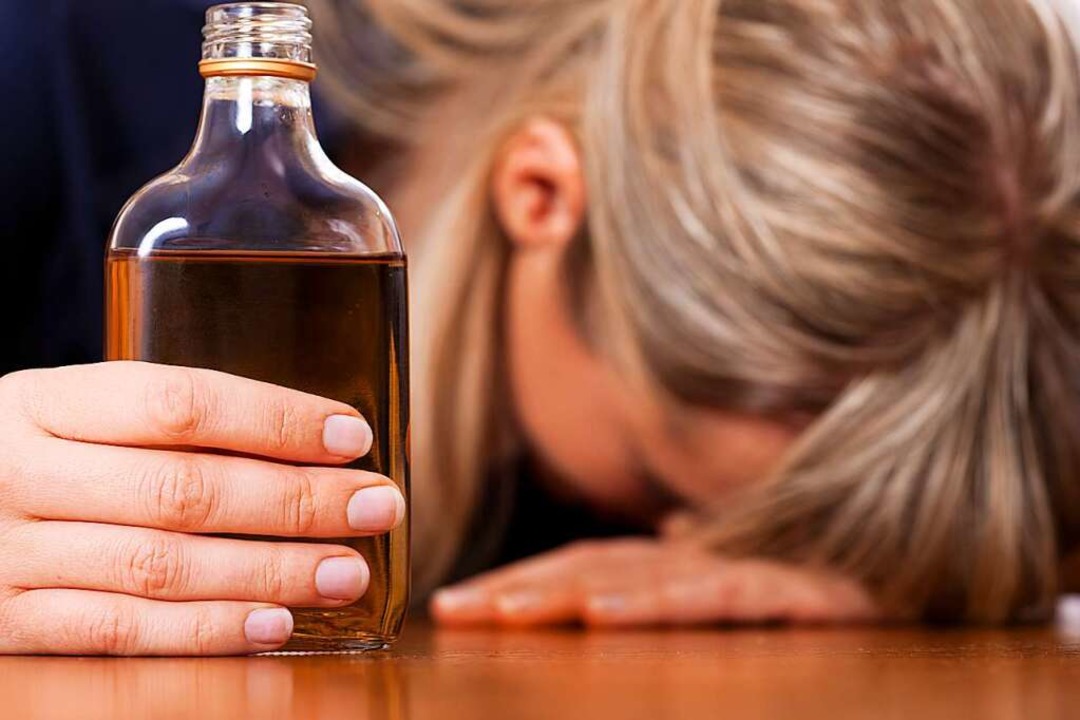 Eine junge Frau erzählt, wie sie Alkoholikerin geworden ist.  | Foto: Adobe Stock / Kzenon