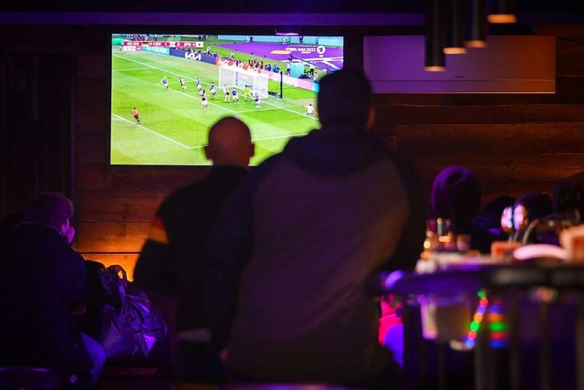 Die Stimmung ist beim Public Viewing i... Region bisher verhalten (Symbolbild).  | Foto: Jonas Walzberg (dpa)