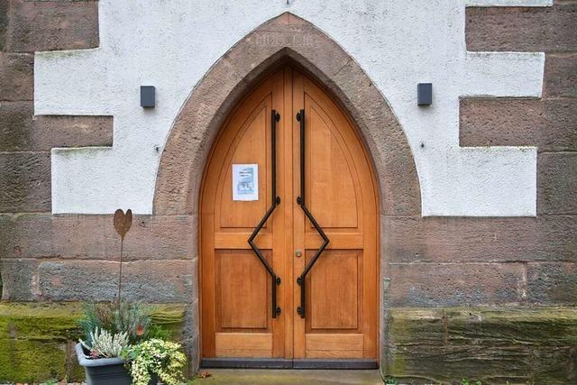 Türchen 2: Der Eingang zu einer markanten Markgräfler Kirche