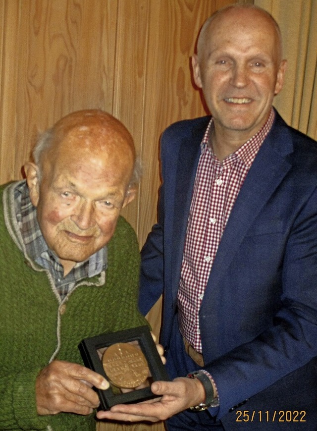 Josef Pfefferle bekam von Brgermeiste...le der Gemeinde Mnstertal berreicht.  | Foto: Manfred Lange