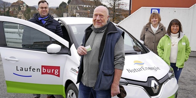 Ulrich Krieger, Raimund Huber, Ordnung...der (von links) beim neuen Elektroauto  | Foto: Michael Gottstein