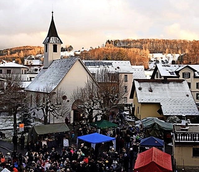 Der Markt rund um die Kirche.  | Foto: privat