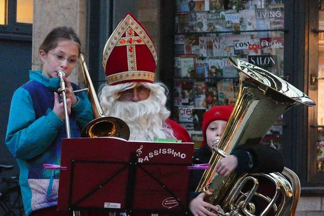 Der Nikolaus mit  Nora an der Posaune ...ihnachtsmarktes musikalisch umrahmten.  | Foto: Sabine Ehrentreich