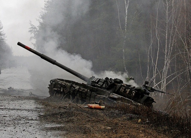 Wieder herrscht Krieg in der Ukraine: ...anzer im Februar in der Region Luhansk  | Foto: ANATOLII STEPANOV