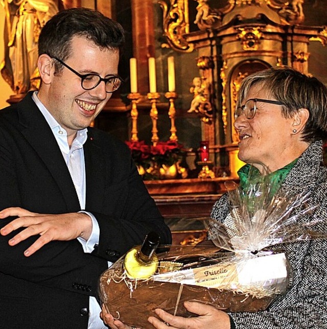 Martha Bellert dankte dem scheidenden ...er Janik Hollndermit einem Geschenk.   | Foto: Adelbert Mutz
