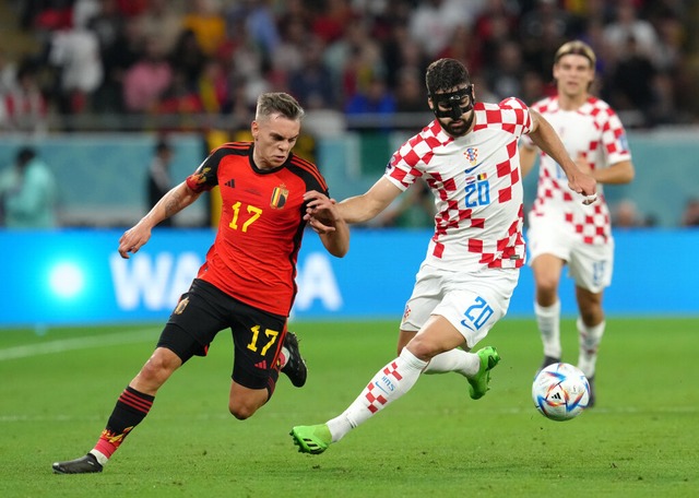 Belgiens Leandro Trossard (l) und Kroatiens Josko Gvardiol kmpfen um den Ball.  | Foto: Nick Potts (dpa)