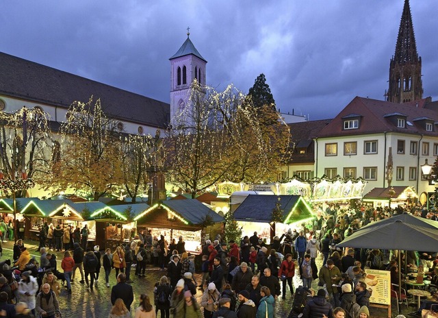 Der Freiburger Weihnachtsmarkt zieht i...11; so wie hier auf dem Rathausplatz.   | Foto: Rita Eggstein