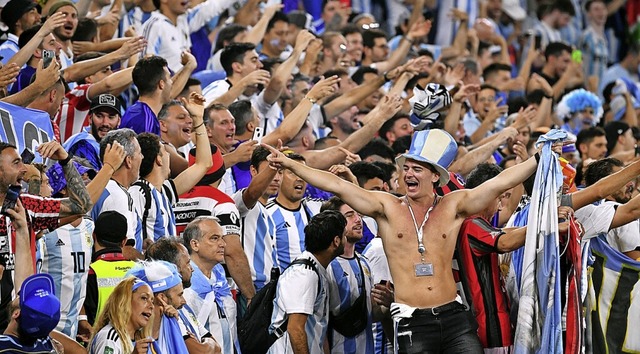 Die argentinischen Fans (links) bracht...enen Elfmeters ein gutes Spiel machte.  | Foto: IMAGO/UWE KRAFT