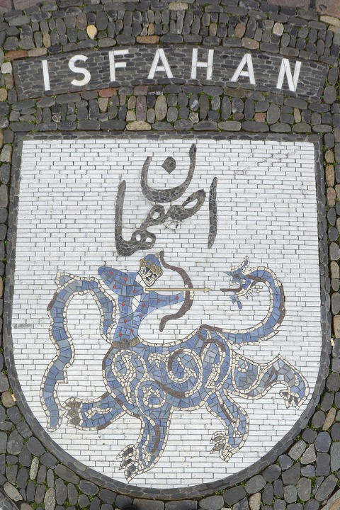 Das Wappen von Freiburgs Partnerstadt Isfahan als Mosaik auf dem Rathausplatz.  | Foto: Ingo Schneider