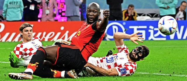 Romelu Lukaku, der sich hier mit zwei ...ische Team zahlreiche gute Torchancen.  | Foto: CHANDAN KHANNA (AFP)