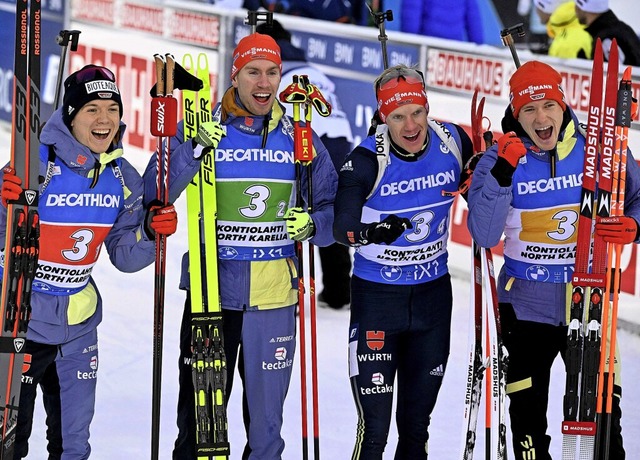 Die deutsche Biathlon-Staffel, von lin...es Khn, Roman Rees und Benedikt Doll.  | Foto: VESA MOILANEN (AFP)