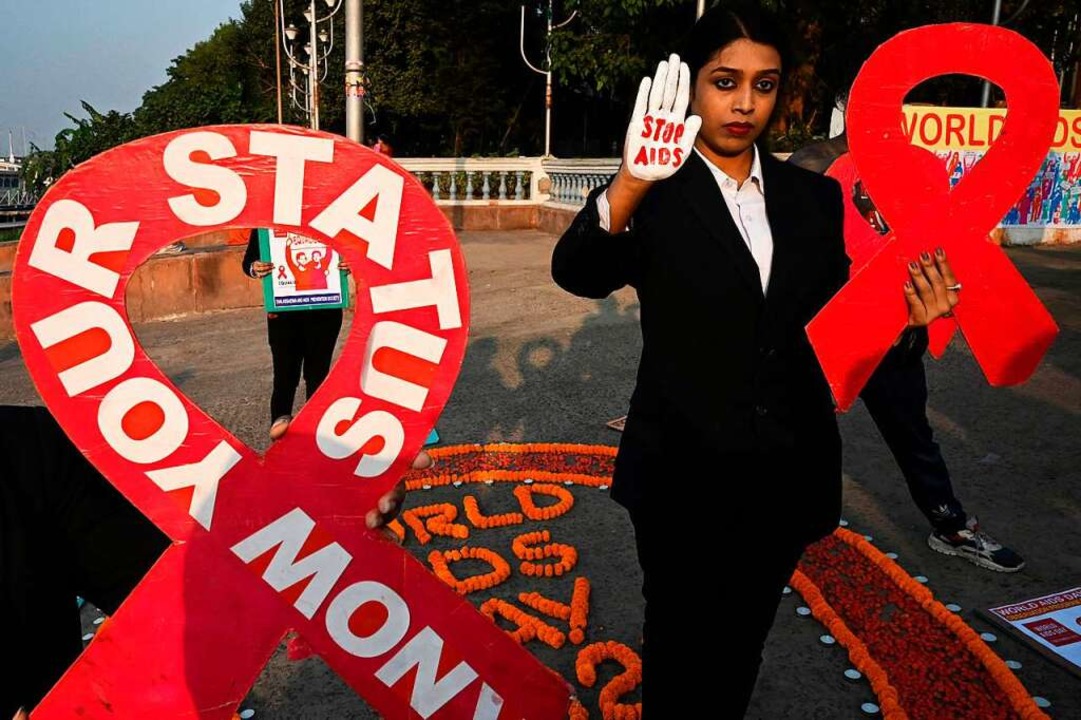 Sozialaktivisten mit ausgeschnittenen ...sslich des Welt-Aids-Tages in Kalkutta  | Foto: DIBYANGSHU SARKAR (AFP)