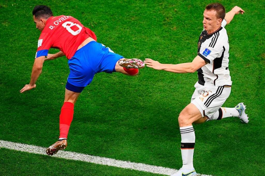 Niklas Süle und Costa Ricas Bryan Oviedo kämpfen um den Ball.  | Foto: FRANCK FIFE (AFP)