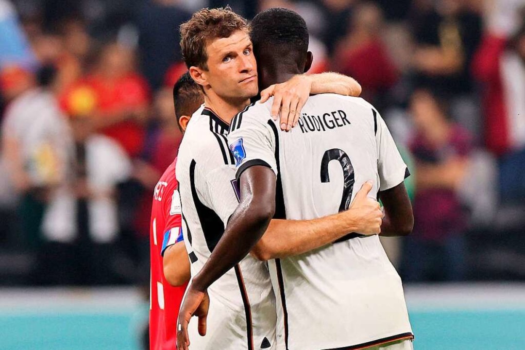 Thomas Müller und Antonio Rüdiger trösten sich nach dem Spiel gegen Costa Rica.  | Foto: KARIM JAAFAR (AFP)