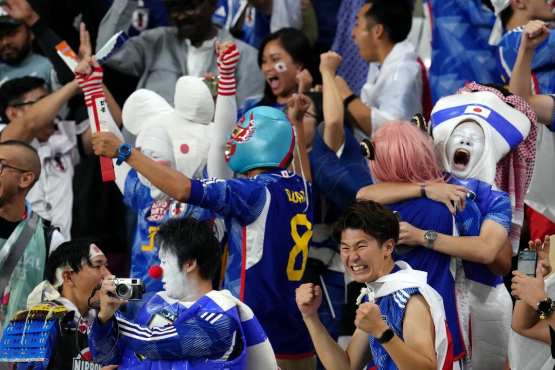 Japanische Fans feiern nach dem Spiel gegen Spanien.  | Foto: Nick Potts (dpa)
