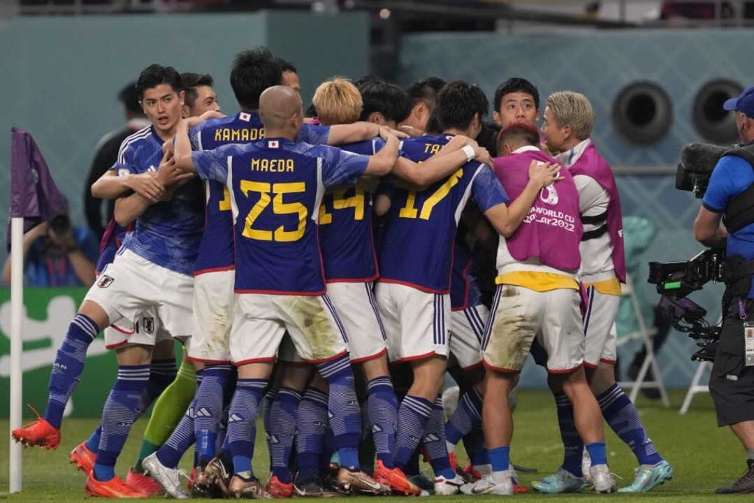 Japanische Spieler feiern das Tor zum 1-1.  | Foto: Darko Vojinovic (dpa)