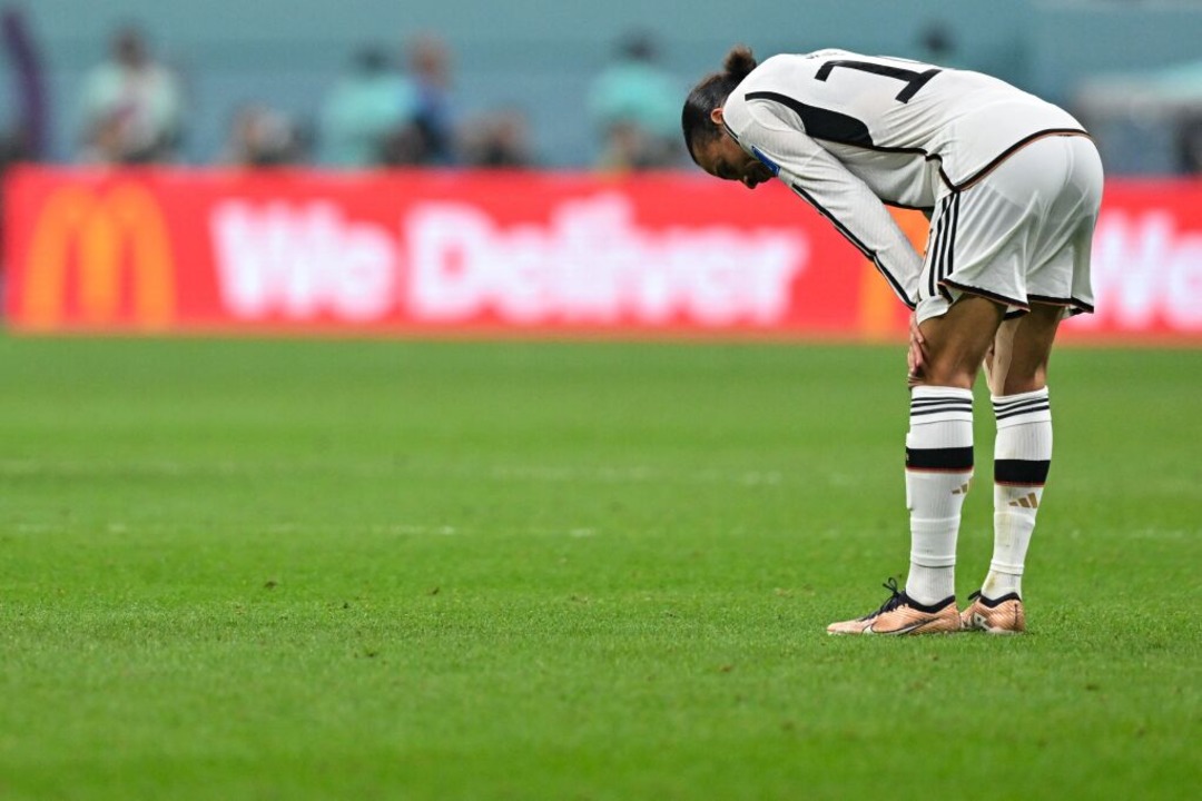Nach dem Spiel gegen Costa Rica blickt Deutschlands Serge Gnabry zu Boden.  | Foto: GLYN KIRK (AFP)