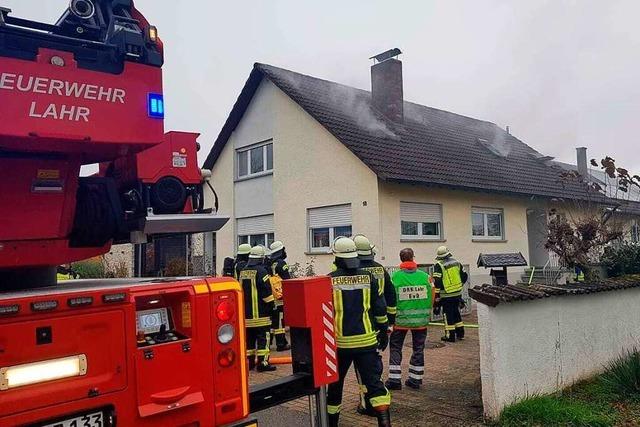 Feuerwehr löscht Brand in einem Einfamilienhaus in Meißenheim