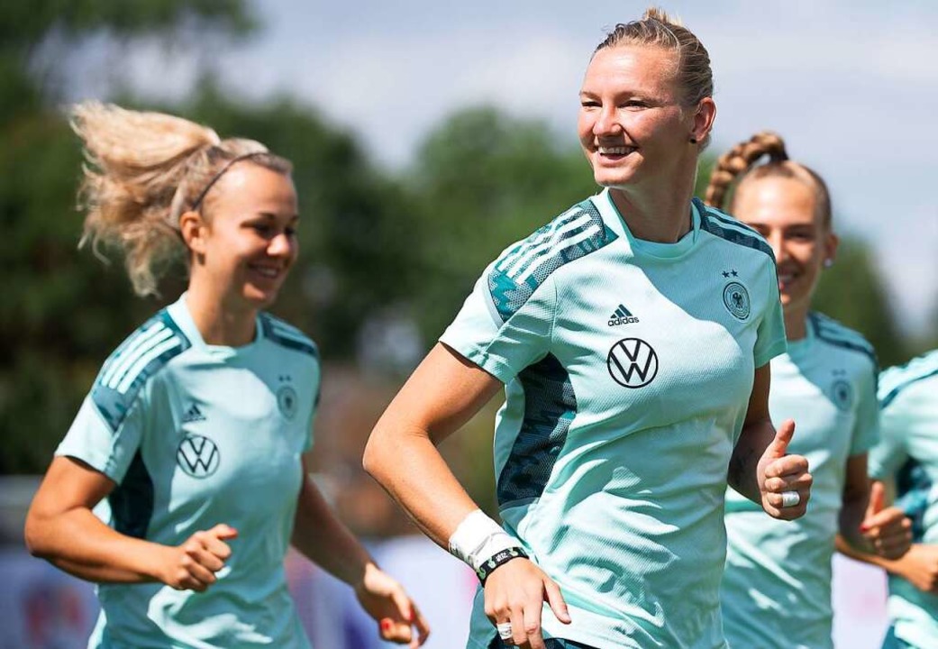 Die beiden DFB-Spielerinnen Lena Lattw...xandra Popp bei der EM im Sommer 2022.  | Foto: Sebastian Gollnow (dpa)