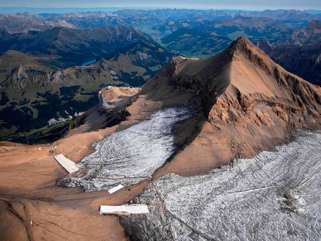 Wer den Klimawandel weiter bestreitet, muss die Augen verschlieen. Nach der Hitzewelle im Sommer 2022  in Europa lag der Tsanfleuron Pass in den Schweizer Alpen das erste Mal seit ber 2000 Jahren ohne Eis da. Die Gletscher schmilzen schneller als bisher befrchtet.