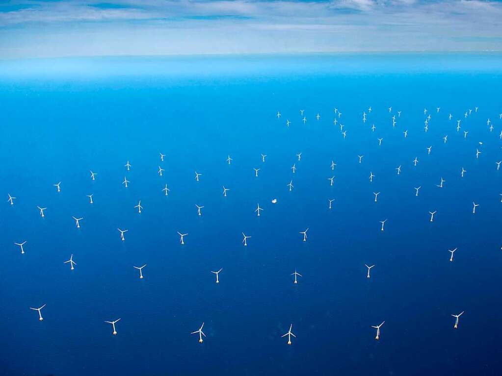 Windrder, wohin das Auge schaut: ein Windpark nordstlich der Insel Rgen.