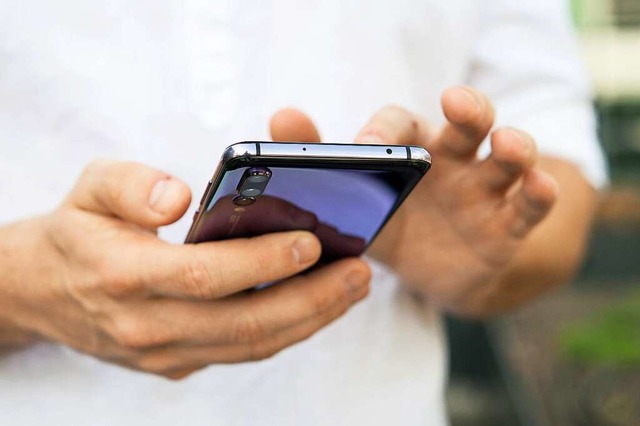 Die Warnung per  SMS soll Sirenen, Apps und den Rundfunk ergnzen.  | Foto: Robert Gnther (dpa)