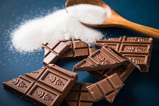 Der Kakaogehalt einer Tafel Schokolade...uuml;ber ihren Fett- und Zuckergehalt.  | Foto: Christin Klose/dpa-tmn