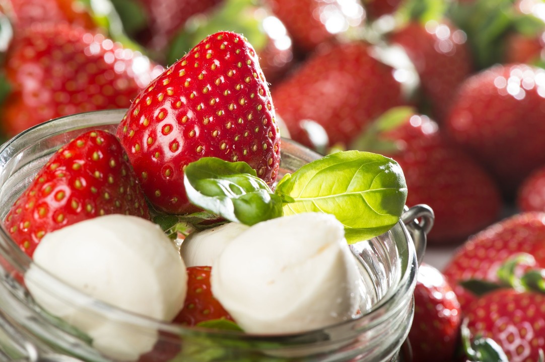 Erdbeeren harmonieren toll mit salzigem K&auml;se.  | Foto: Franziska Gabbert/dpa-tmn