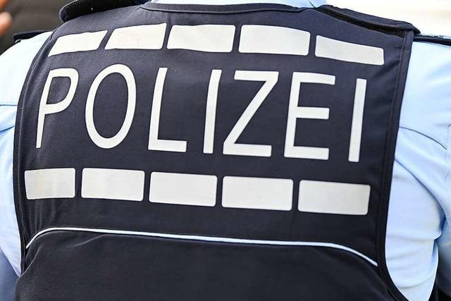 Hoher Sachschaden bei Autounfall in Lörrach – Fahrer flüchtet