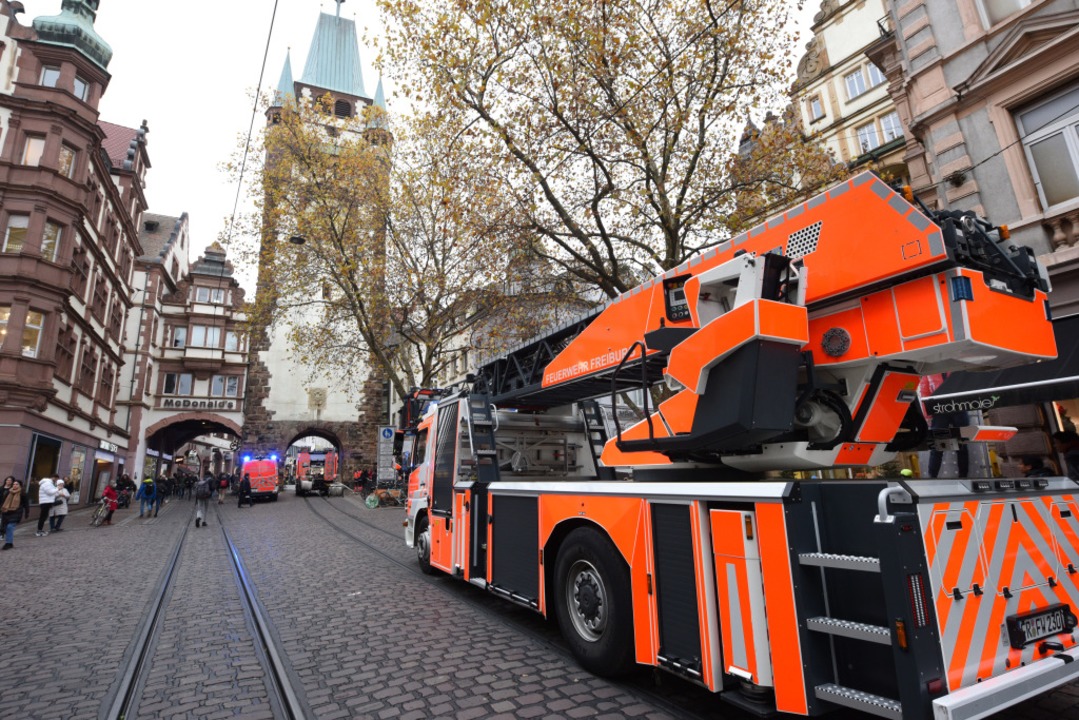 Feuerwehreinsatz in der Freiburger Inn...eitag eine Fritteuse in Brand geraten.  | Foto: Rita Eggstein