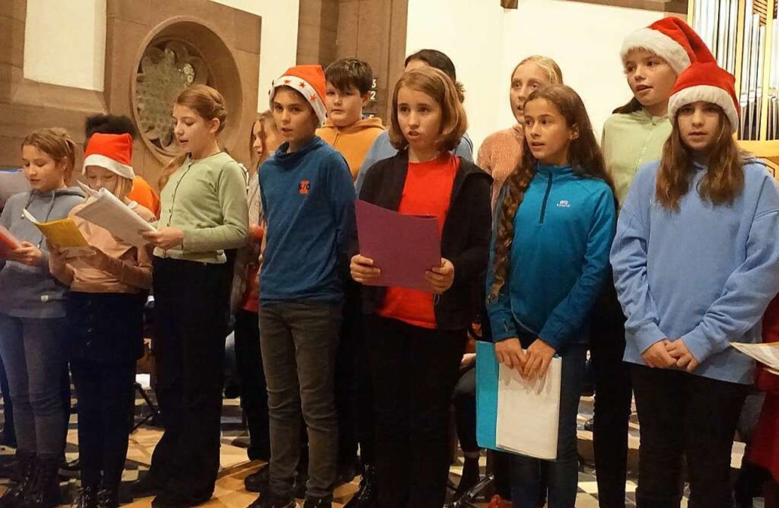 Der Chor der fünften bis siebten Klassen sang weihnachtliche Lieder.  | Foto: Roswitha Frey
