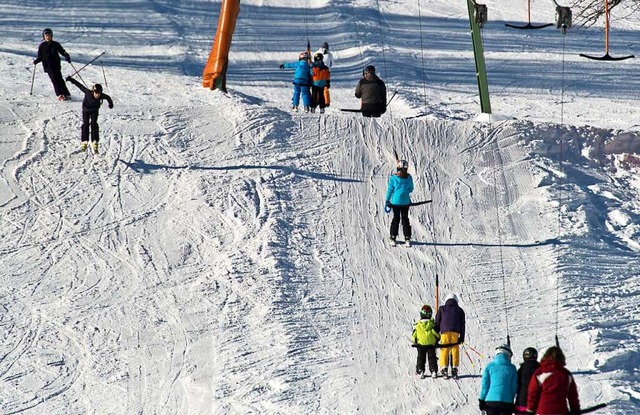 Skifahrer beim Liftfahren in Hofsgrund.  | Foto: Patrick Seeger