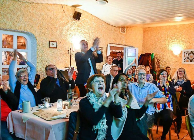 Ein deutscher Treffer lst Jubel aus, ...nz rechts) ist offenbar weniger froh.   | Foto: Endrik Baublies