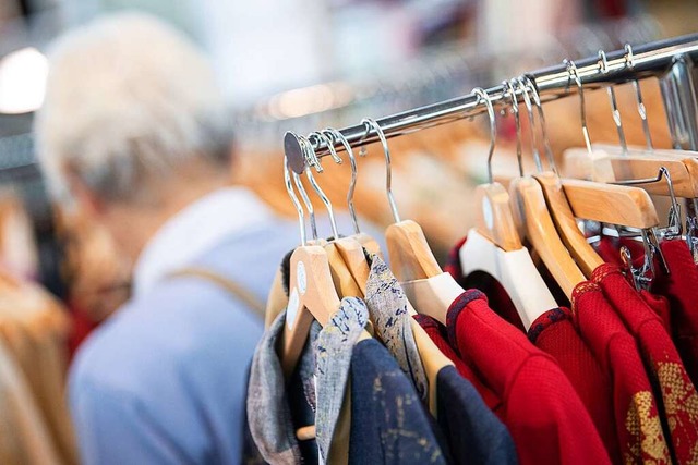 Nachhaltig produzierte Kleidung hngt ...22;Fair Handeln&#8220; an einem Stand.  | Foto: Sebastian Gollnow (dpa)