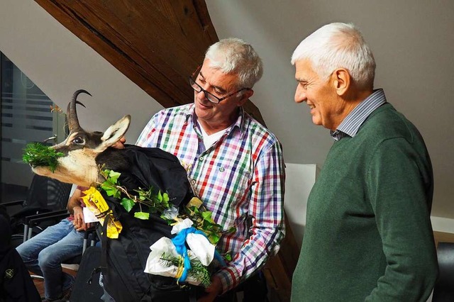 Fr Josef Schweizer (rechts) gab es vo...in Abschiedsgeschenk des Gemeinderats.  | Foto: Reinhold John